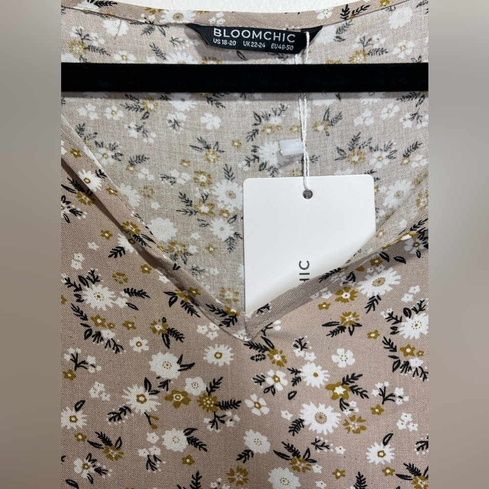 NWT BloomChic Women's Plus Size Short‎ Sleeve
Nude Floral Top Size 18/20 - Picture 3 of 7